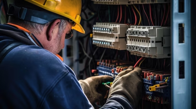 Technicien électricien devant un tableau électrique